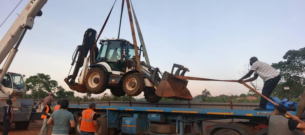 MISGANA crane loading excavator onto flatbed trailer